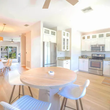 Ocean-Views, Pool, Private Elevator, Covered Patio & Fire-Table, 150 Steps To Beach!
